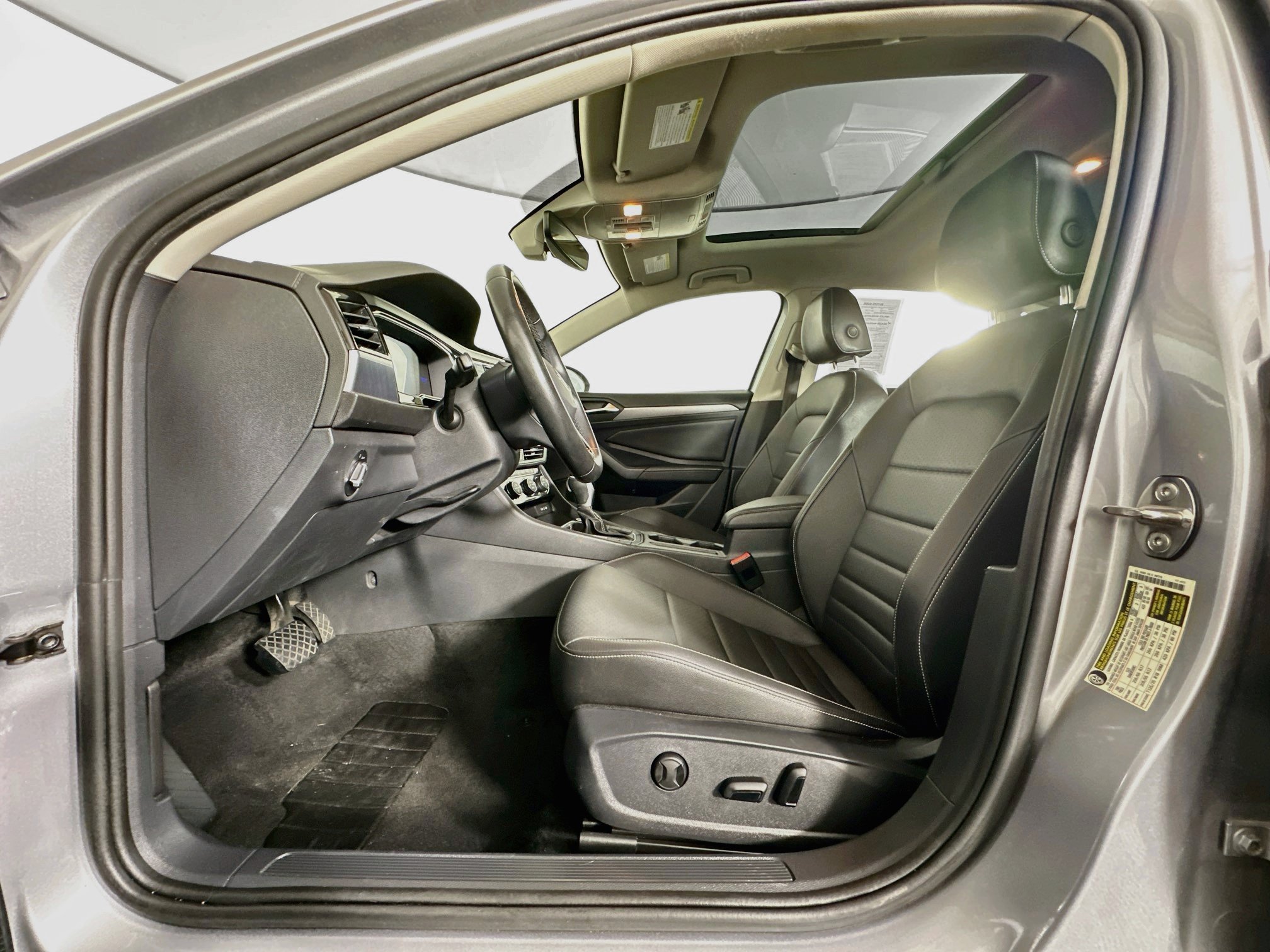 Used 2024 Volkswagen Jetta SE FWD image 13