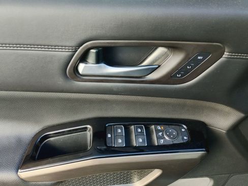 Used 2024 Nissan Pathfinder Platinum image 19