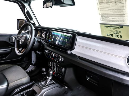 Used 2024 Jeep Wrangler Unlimited image 17