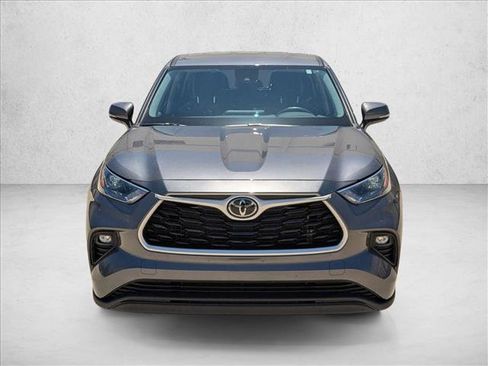 Used 2023 Toyota Highlander LE FWD image 2
