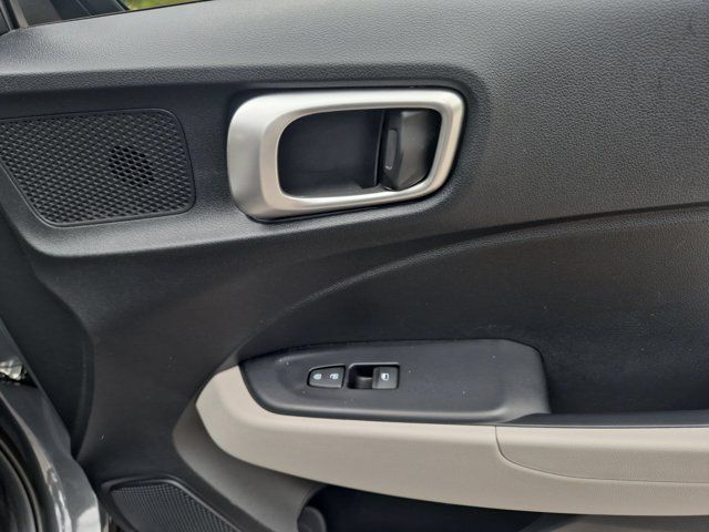 Used 2025 Hyundai Venue SEL FWD image 33