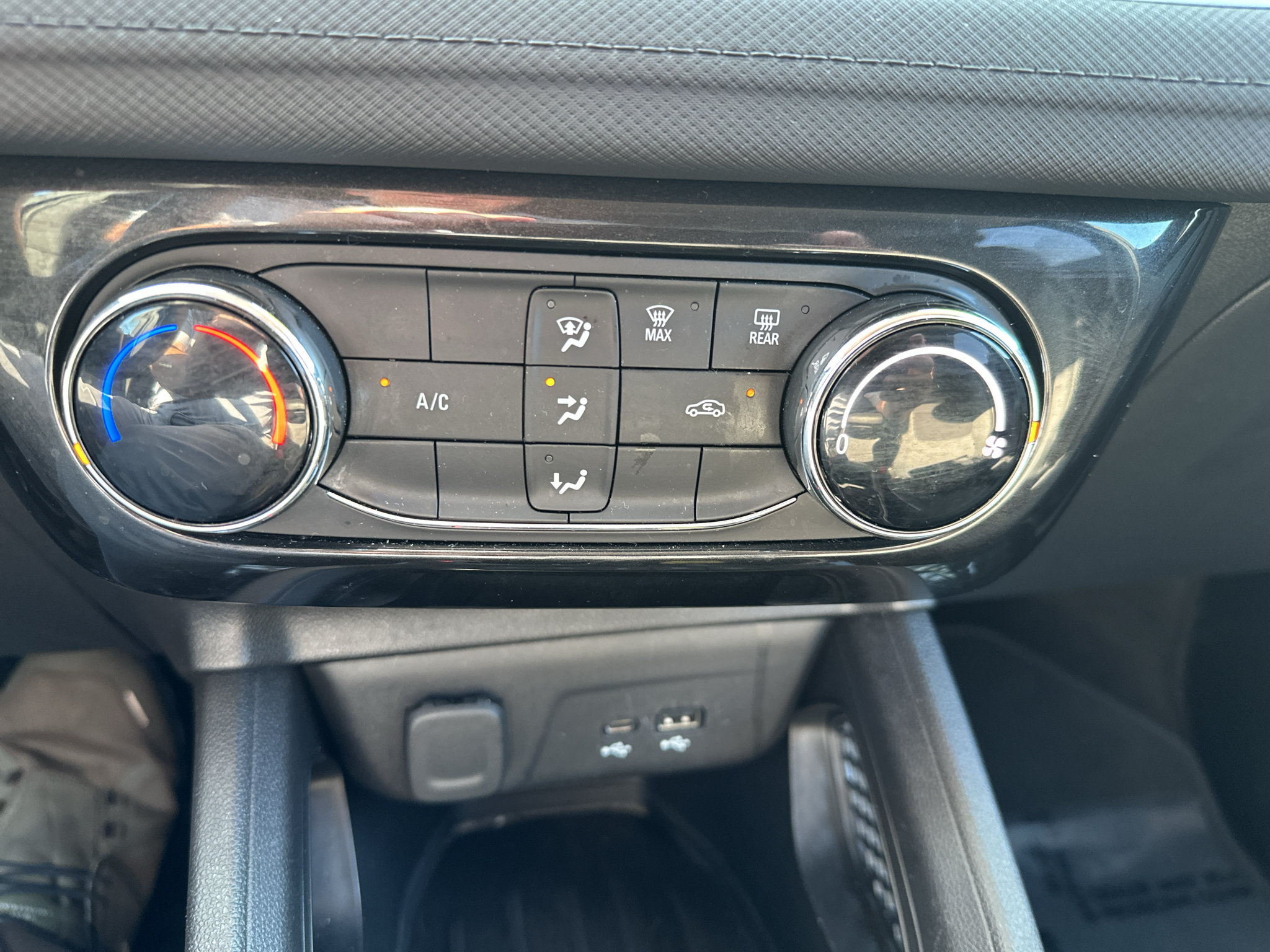 Used 2025 Chevrolet TrailBlazer LT AWD/4WD image 17