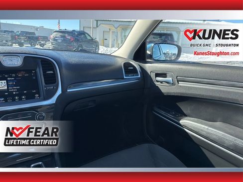 Used 2022 Chrysler 300 Touring RWD image 40