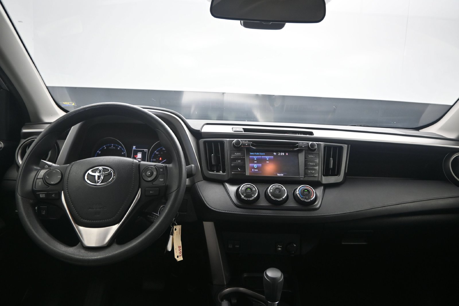 Used 2018 Toyota RAV4 LE FWD image 19