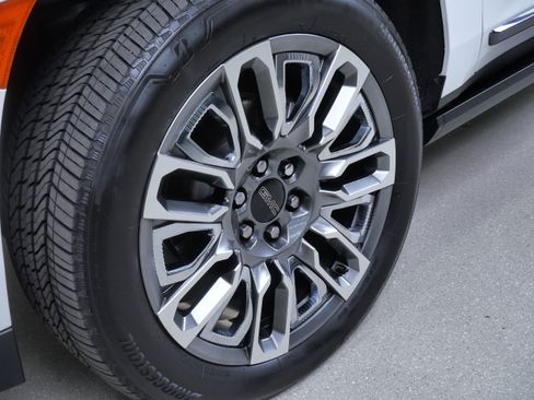 Used 2024 GMC Yukon Denali Ultimate AWD/4WD image 13