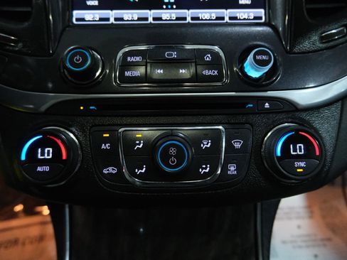 Used 2015 Chevrolet Impala LT w/ Convenience Package image 27