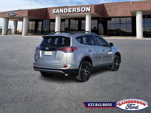 Used 2018 Toyota RAV4 SE image 3