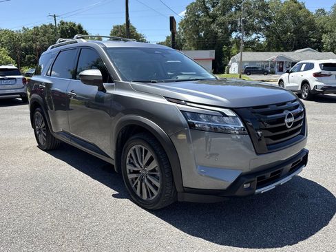 Used 2023 Nissan Pathfinder SL w/ SL Premium Package FWD image 7