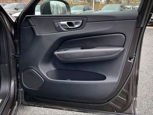 Used 2022 Volvo XC60 B5 Momentum w/ Climate Package image 28