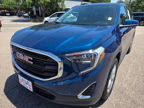 Used 2021 GMC Terrain SLE w/ Driver Convenience Package FWD image 4