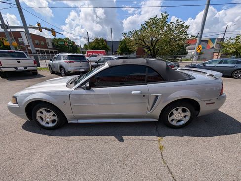 Used 2003 Ford Mustang Convertible RWD image 9