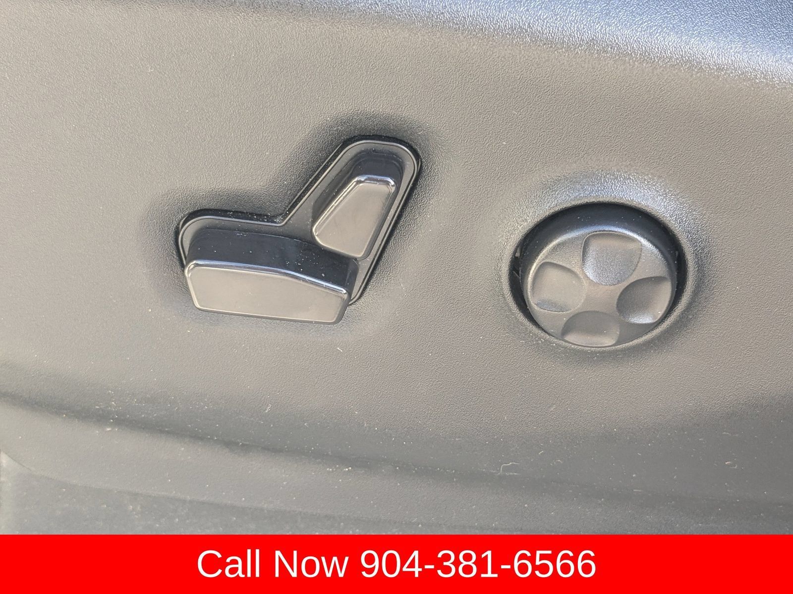 Used 2024 Chrysler Pacifica Limited FWD image 21