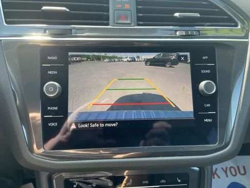 Used 2023 Volkswagen Tiguan SE w/ Panoramic Sunroof Package FWD image 30