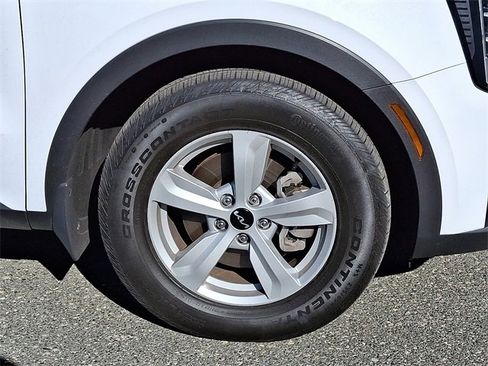 Certified 2025 Kia Sorento LX image 7
