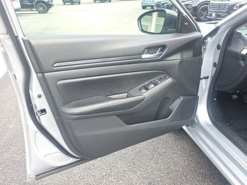 Used 2024 Nissan Altima 2.5 SV FWD image 14