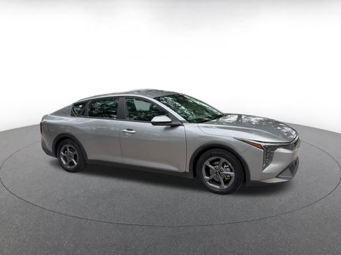 Used 2025 Kia K4 FWD image 2