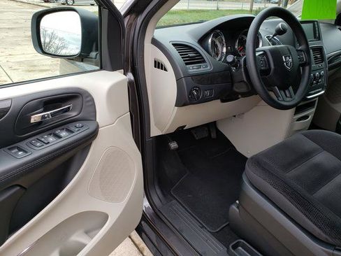 Used 2018 Dodge Grand Caravan SE w/ UConnect Hands-Free Group image 10