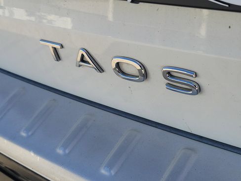 Used 2023 Volkswagen Taos SE w/ Panoramic Sunroof Package FWD image 11