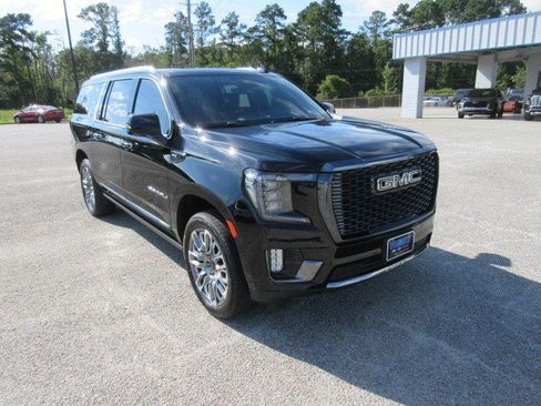 Used 2023 GMC Yukon XL Denali Ultimate AWD/4WD image 4