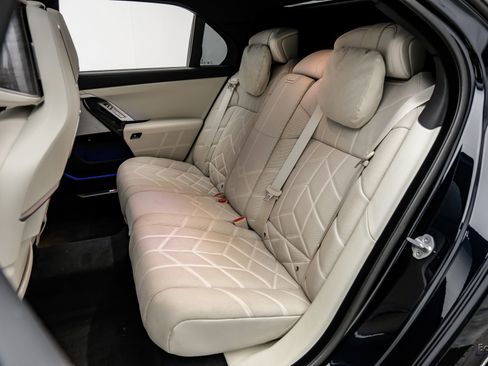 Used 2025 BMW i7 xDrive60 AWD/4WD image 81