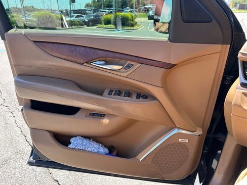 Used 2015 Cadillac Escalade Platinum AWD/4WD image 11