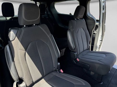 Used 2024 Chrysler Pacifica Touring FWD image 21