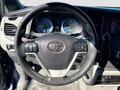 Used 2020 Toyota Sienna XLE image 12