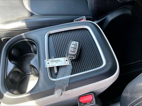 Used 2023 Chrysler Pacifica Touring-L FWD image 32