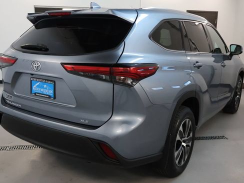 Used 2021 Toyota Highlander XLE AWD/4WD image 7
