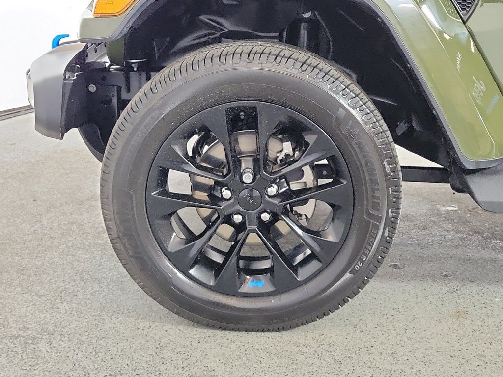 Used 2023 Jeep Wrangler Unlimited Sahara AWD/4WD image 9