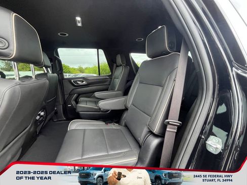 Used 2024 GMC Yukon SLT w/ SLT Luxury Package image 12