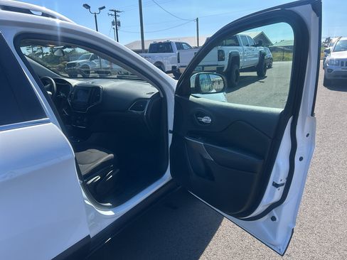 Used 2019 Jeep Cherokee Latitude w/ Popular Appearance Group AWD/4WD image 27