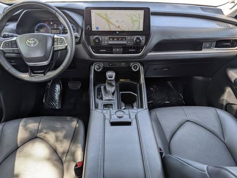 Used 2025 Toyota Grand Highlander FWD image 11
