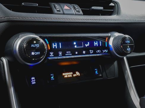 Used 2022 Toyota RAV4 XLE Premium image 31