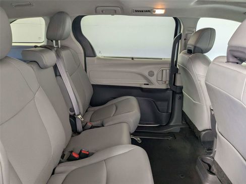 Used 2024 Toyota Sienna XLE FWD image 30
