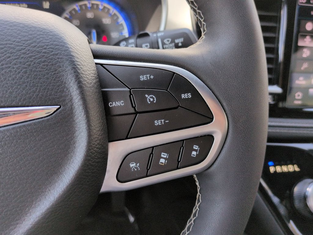 Used 2026 Chrysler Pacifica Limited FWD image 27