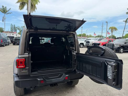 Used 2021 Jeep Wrangler Unlimited Sahara AWD/4WD image 5
