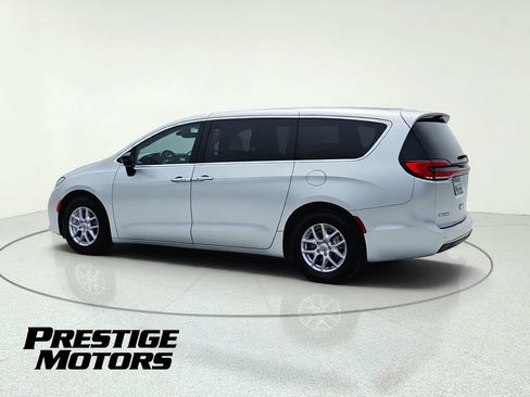 Used 2024 Chrysler Pacifica Touring-L FWD image 5