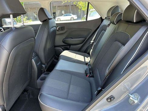 Used 2022 Hyundai Venue Limited FWD image 14