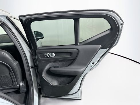 Used 2025 Volvo XC40 B5 Core image 31