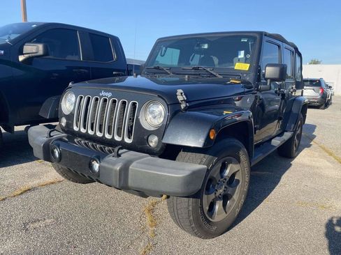Used 2018 Jeep Wrangler Unlimited Sahara w/ Connectivity Group AWD/4WD image 3