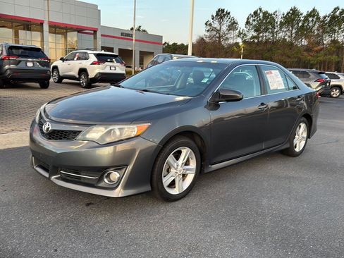 Used 2012 Toyota Camry SE image 2