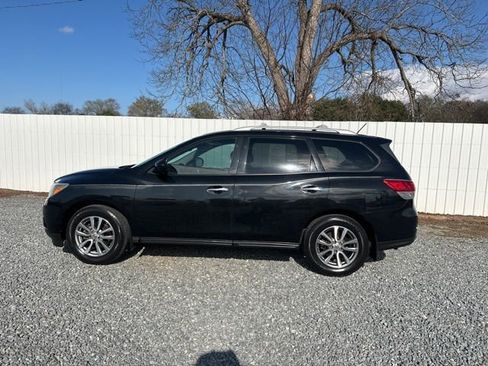 Used 2016 Nissan Pathfinder SV image 2