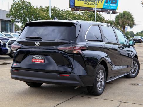 Used 2026 Toyota Sienna LE FWD image 2