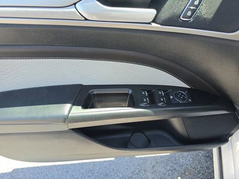 Used 2019 Ford Fusion SE w/ Equipment Group 151A FWD image 18