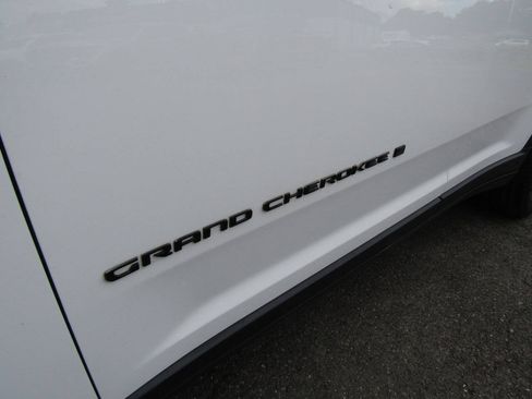 Used 2023 Jeep Grand Cherokee Limited w/ Black Appearance Package AWD/4WD image 30