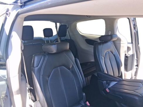Used 2024 Chrysler Pacifica Touring-L FWD image 18