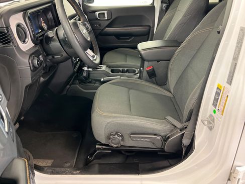 Used 2025 Jeep Wrangler Unlimited Sahara AWD/4WD image 17