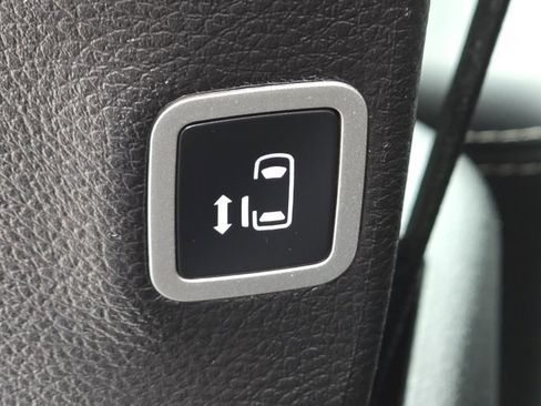 Used 2025 Chrysler Pacifica Select image 17