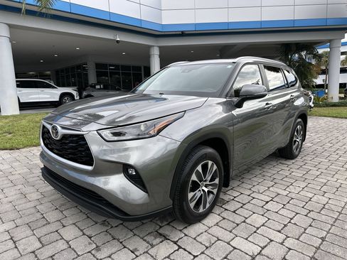 Used 2025 Toyota Highlander XLE FWD image 4